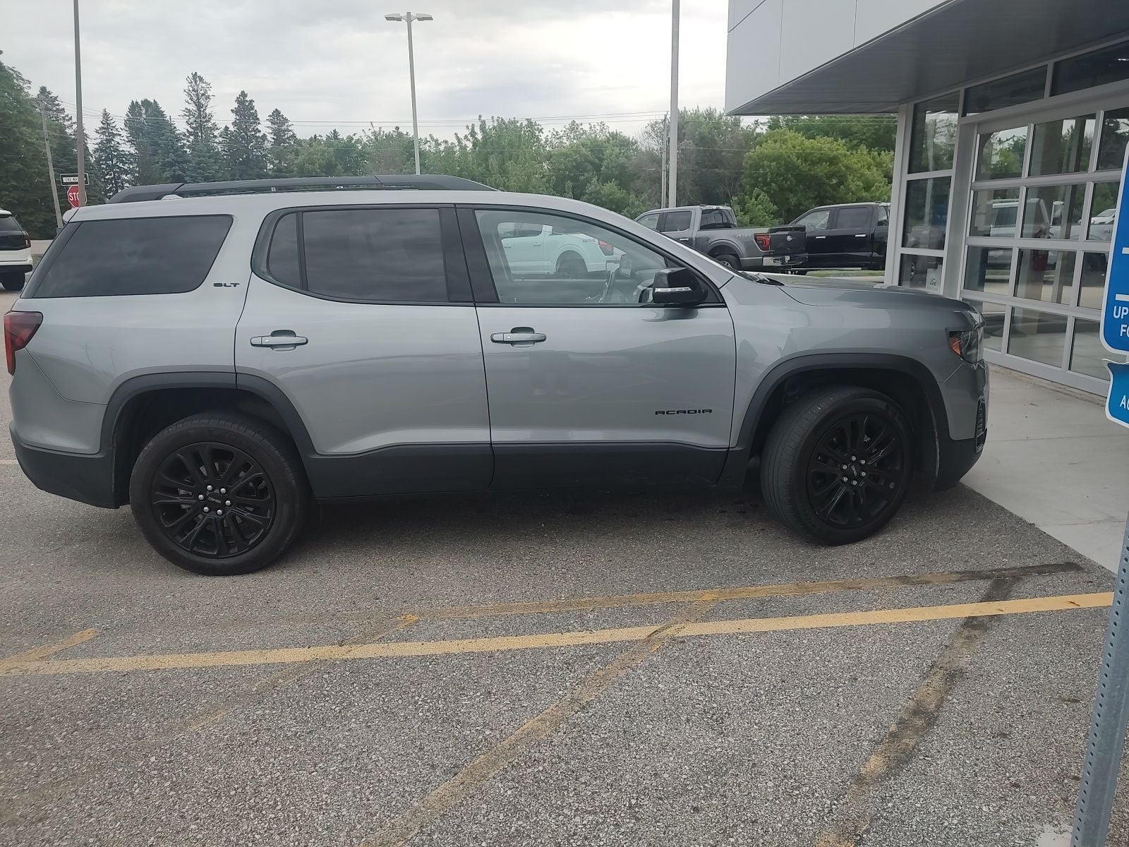 2023 GMC Acadia SLT