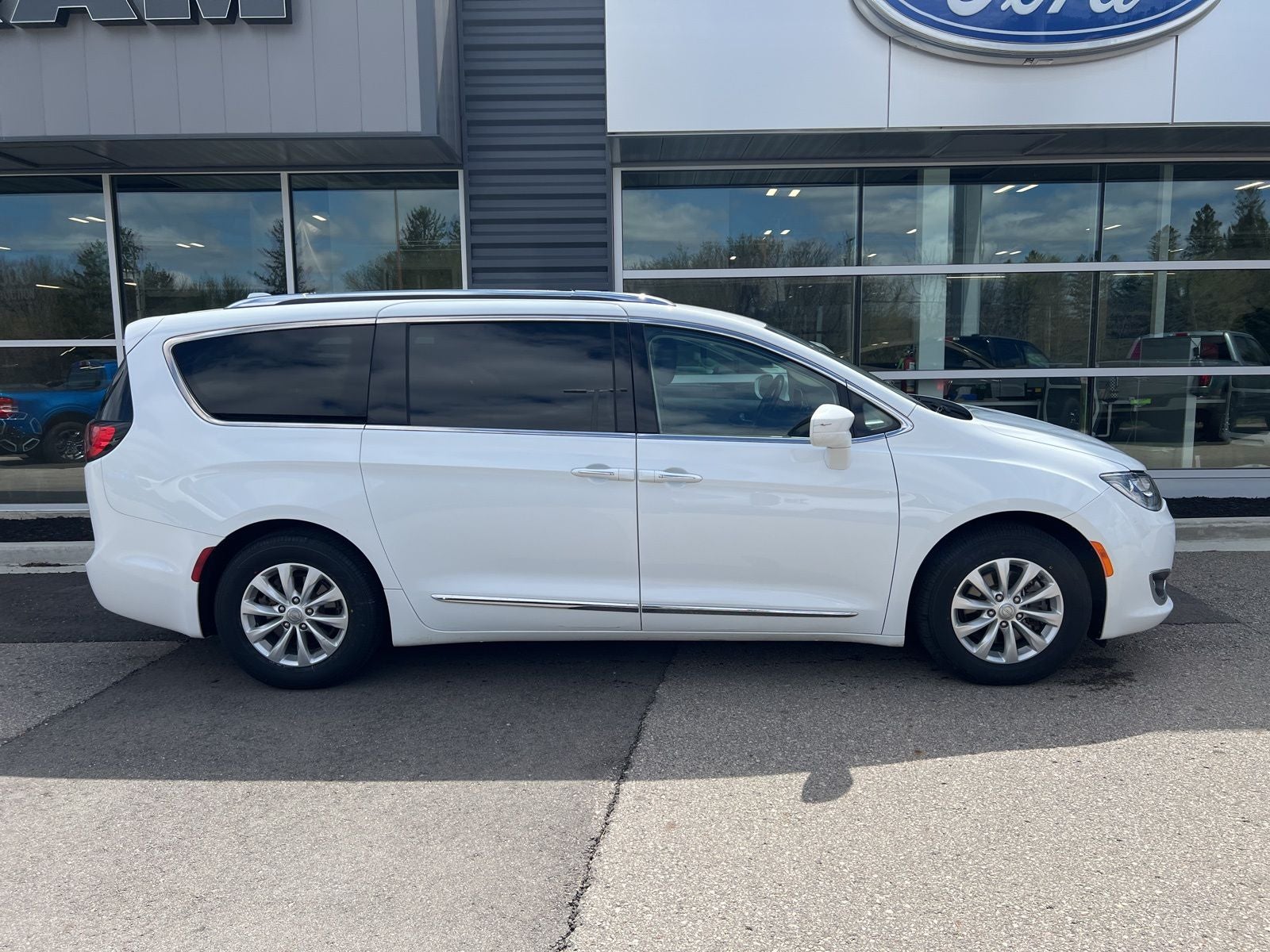 Used 2018 Chrysler Pacifica Touring L with VIN 2C4RC1BG9JR185932 for sale in Austin, Minnesota