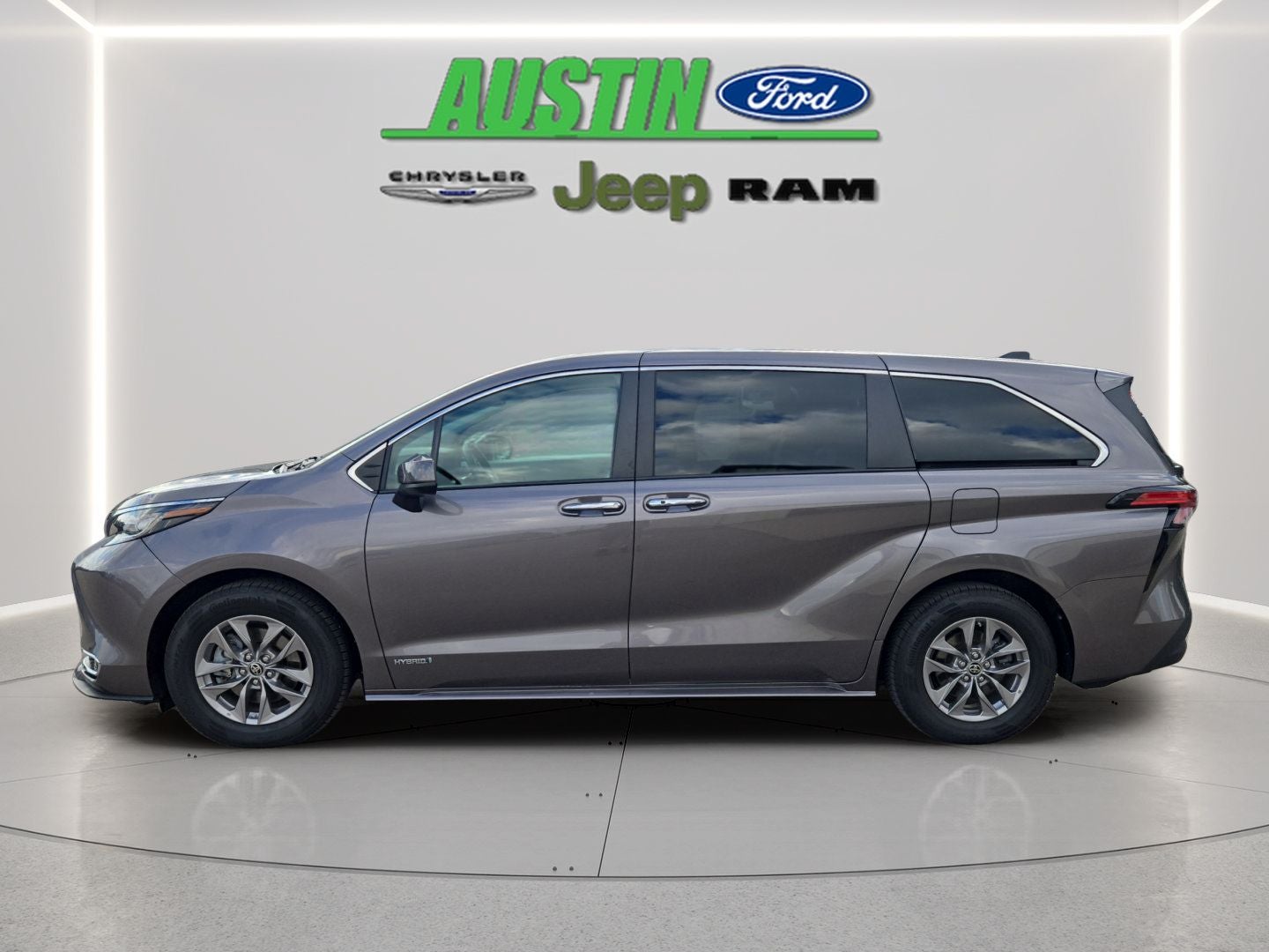 Used 2021 Toyota Sienna XLE with VIN 5TDYSKFC0MS027809 for sale in Austin, Minnesota