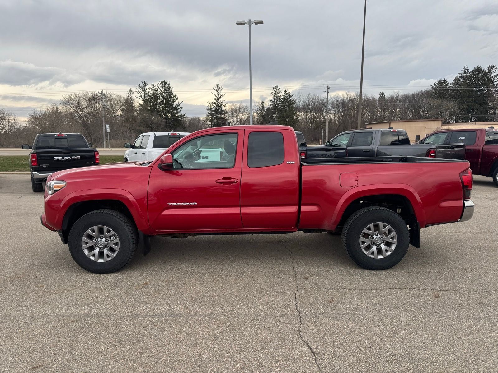 Used 2018 Toyota Tacoma SR5 with VIN 5TFSZ5AN0JX153279 for sale in Austin, Minnesota